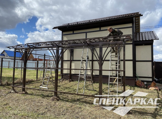 Навес из поликарбоната к дому для автомобиля с закрытыми стенками №35 - фото 1308