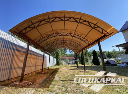 Классический навес из поликарбоната для машины арочного типа №11 - фото 1080